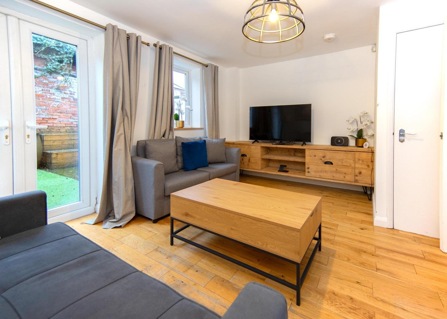 Derby Short Term Apartments near City Centre | Urban Stay Modern-short-term-apartments-in-Derby-with-parking,-WiFi,-and-great-access-to-transport-links,-local-attractions,-and-nearby-business-parks.