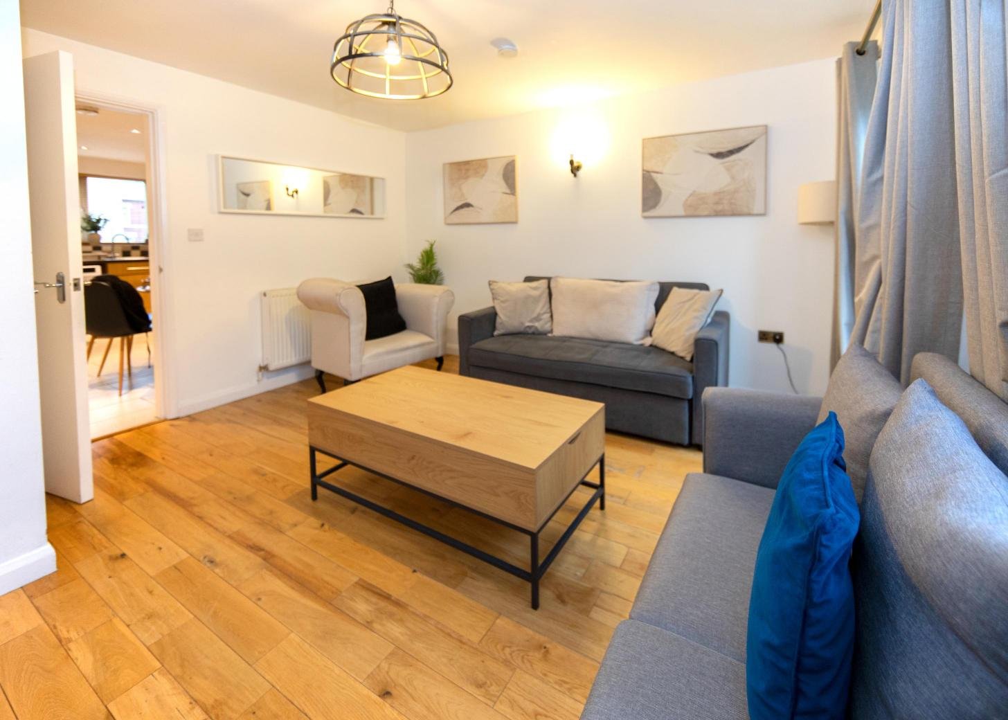 Derby Short Term Apartments near City Centre | Urban Stay Modern-short-term-apartments-in-Derby-with-parking,-WiFi,-and-great-access-to-transport-links,-local-attractions,-and-nearby-business-parks.