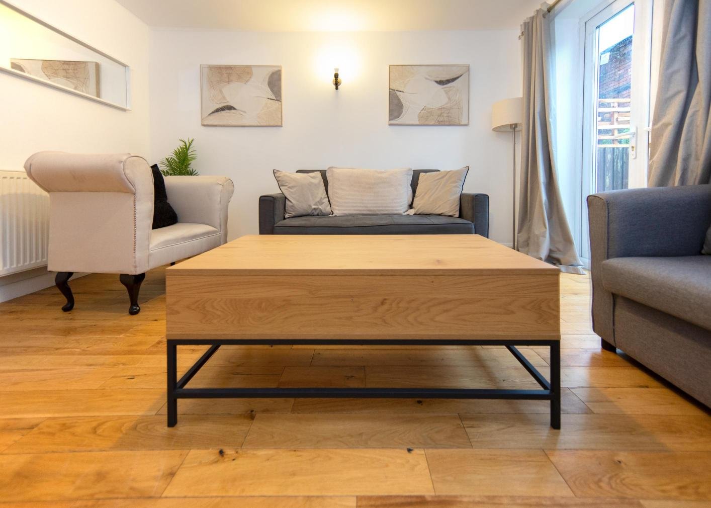 Derby Short Term Apartments near City Centre | Urban Stay Modern-short-term-apartments-in-Derby-with-parking,-WiFi,-and-great-access-to-transport-links,-local-attractions,-and-nearby-business-parks.