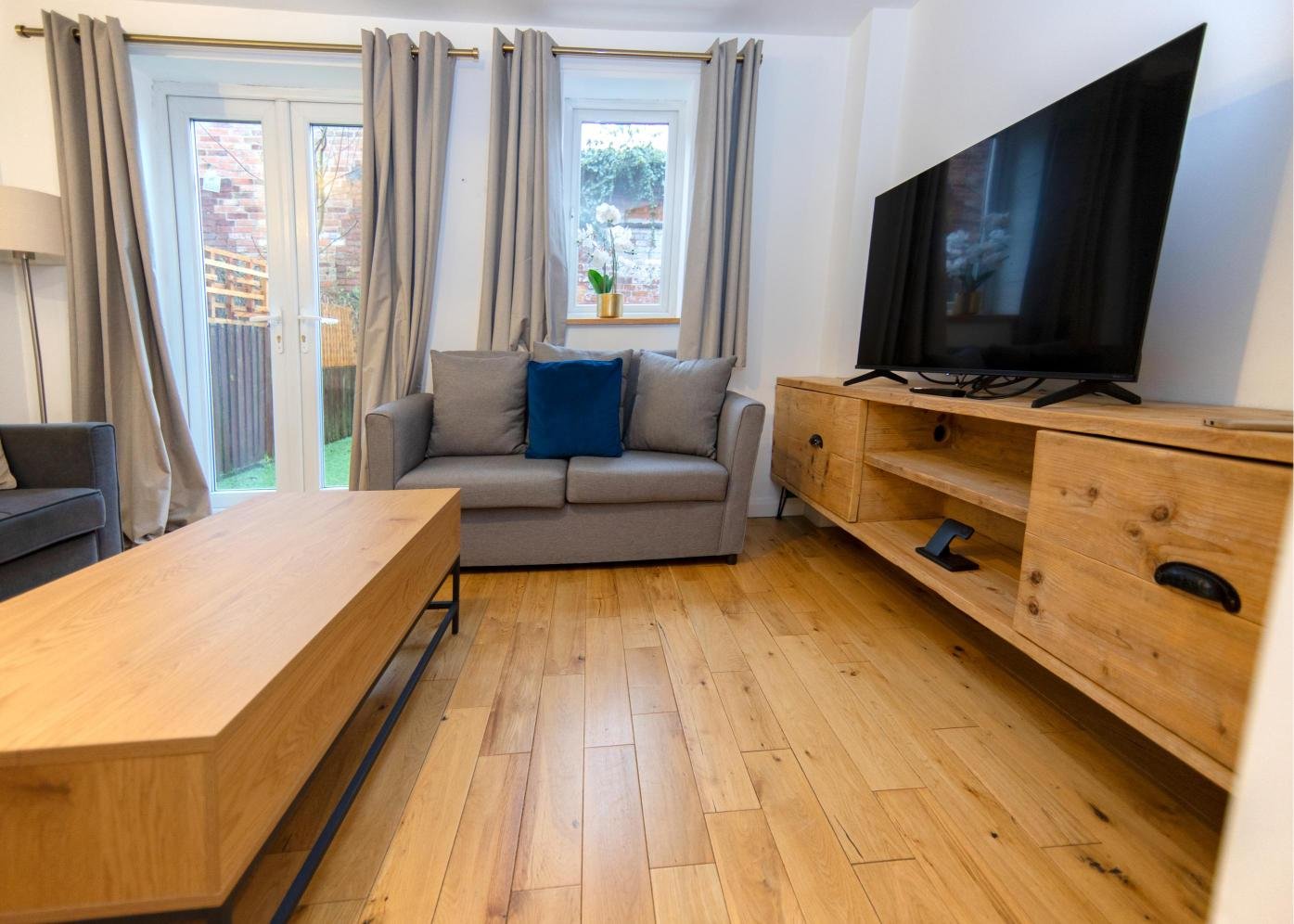 Derby Short Term Apartments near City Centre | Urban Stay Modern-short-term-apartments-in-Derby-with-parking,-WiFi,-and-great-access-to-transport-links,-local-attractions,-and-nearby-business-parks.
