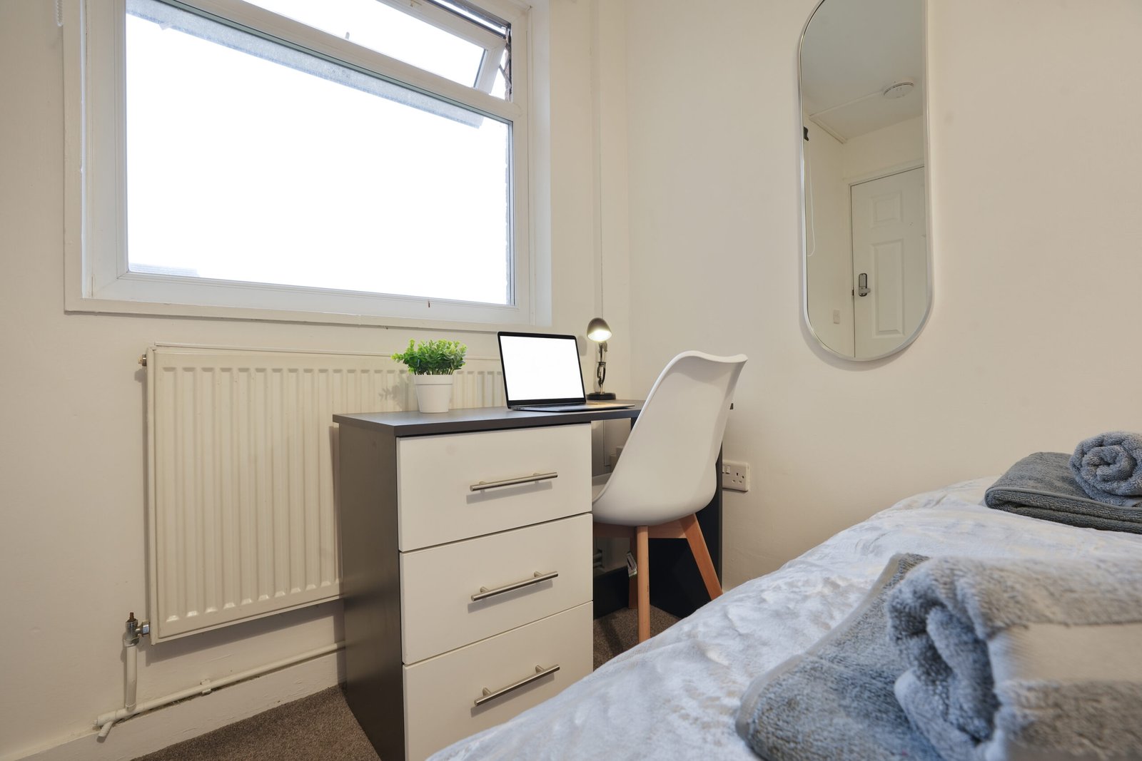 Group Accommodation Sheffield – Spacious Home | Urban Stay Spacious-5‑bed-group-accommodation-in-Sheffield-city-centre.-Ideal-for-families,-groups,-and-business-stays.-Book-with-Urban-Stay.