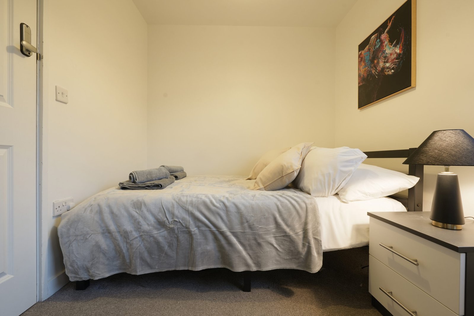 Group Accommodation Sheffield – Spacious Home | Urban Stay Spacious-5‑bed-group-accommodation-in-Sheffield-city-centre.-Ideal-for-families,-groups,-and-business-stays.-Book-with-Urban-Stay.