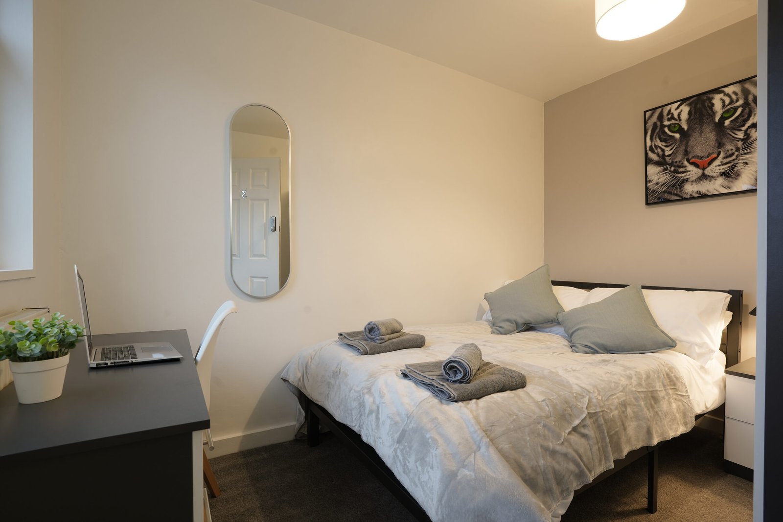 Group Accommodation Sheffield – Spacious Home | Urban Stay Spacious-5‑bed-group-accommodation-in-Sheffield-city-centre.-Ideal-for-families,-groups,-and-business-stays.-Book-with-Urban-Stay.