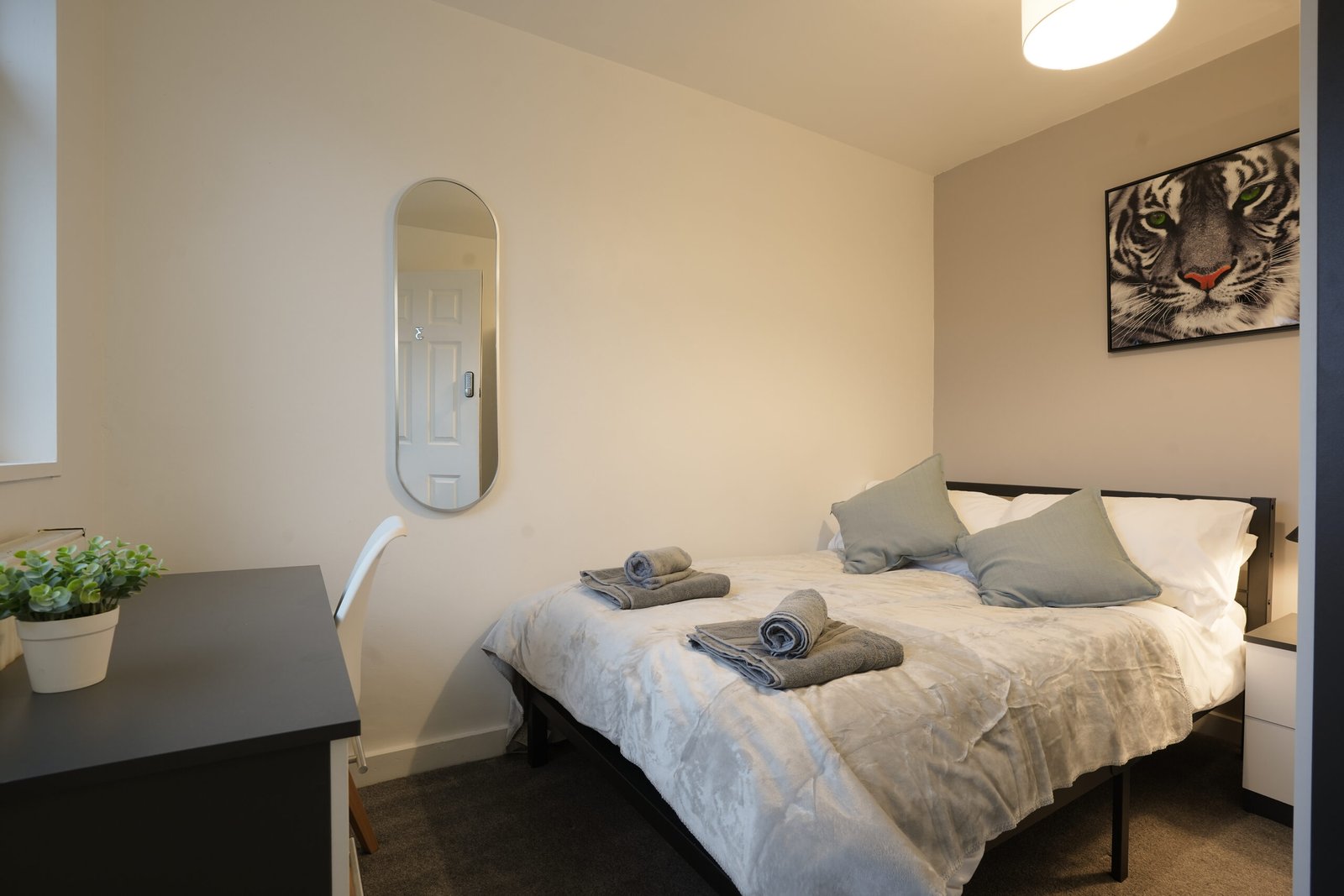 Black & White Apartments Serviced Apartments - Sheffield | Urban Stay