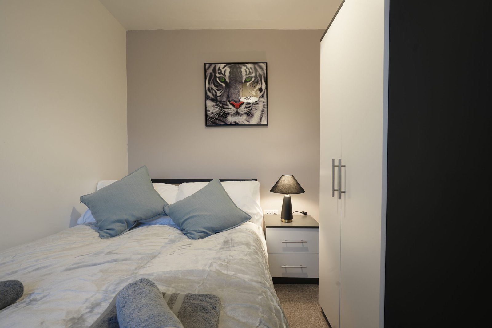 Group Accommodation Sheffield – Spacious Home | Urban Stay Spacious-5‑bed-group-accommodation-in-Sheffield-city-centre.-Ideal-for-families,-groups,-and-business-stays.-Book-with-Urban-Stay.