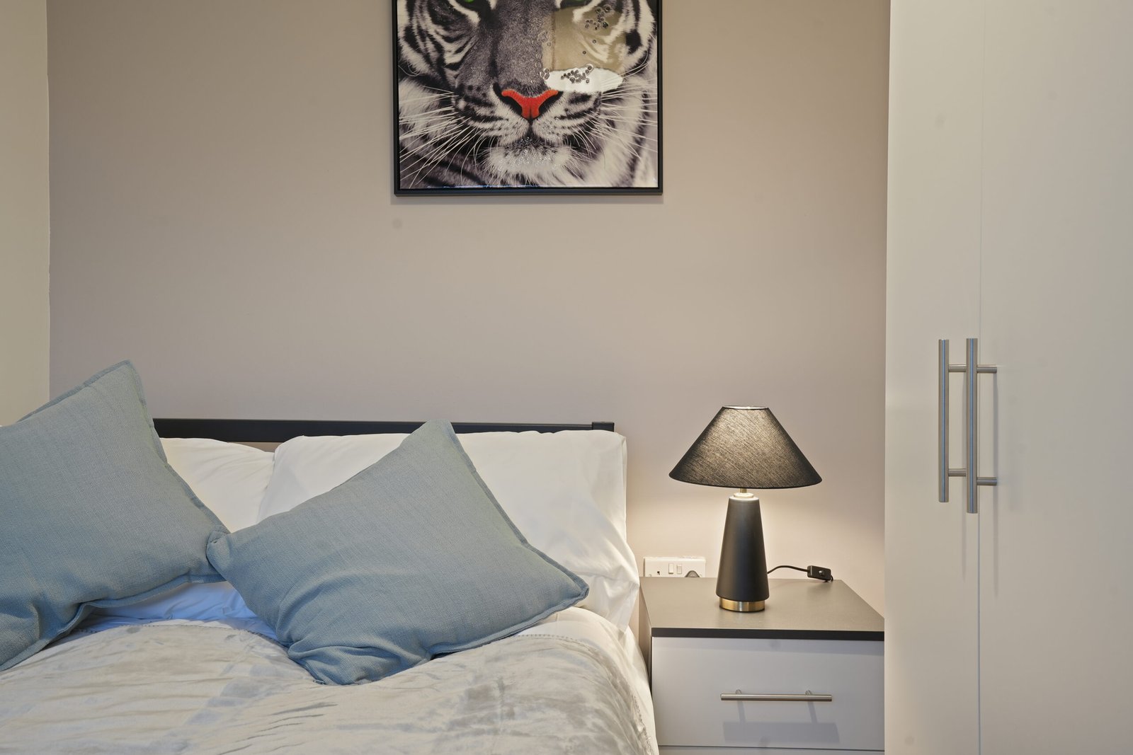 Group Accommodation Sheffield – Spacious Home | Urban Stay Spacious-5‑bed-group-accommodation-in-Sheffield-city-centre.-Ideal-for-families,-groups,-and-business-stays.-Book-with-Urban-Stay.