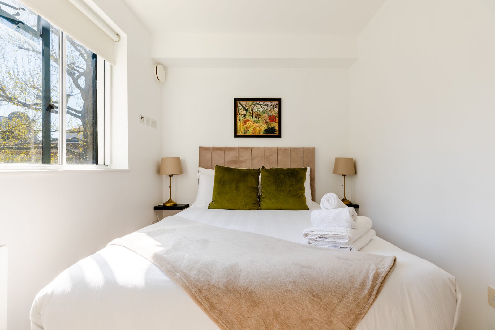 Holiday Rentals in Soho – Central London Serviced Apartments Holiday-Rentals-in-Soho-Cheaper-than-Hotels!-Our-Central-London-Serviced-Apartments-are-near-Trafalgar-Square,-the-West-End-and-Oxford-Street