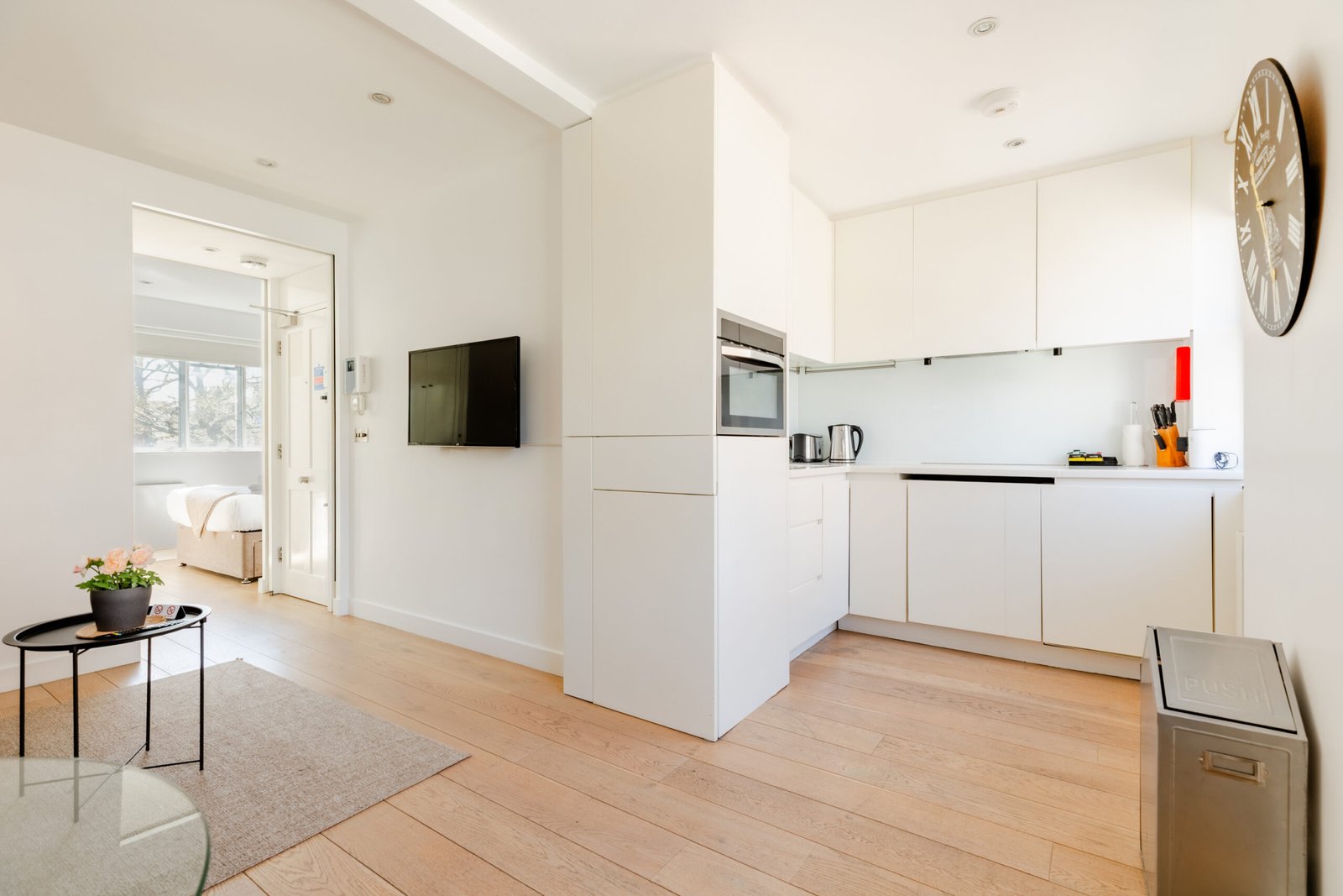 Holiday Rentals in Soho – Central London Serviced Apartments Holiday-Rentals-in-Soho-Cheaper-than-Hotels!-Our-Central-London-Serviced-Apartments-are-near-Trafalgar-Square,-the-West-End-and-Oxford-Street