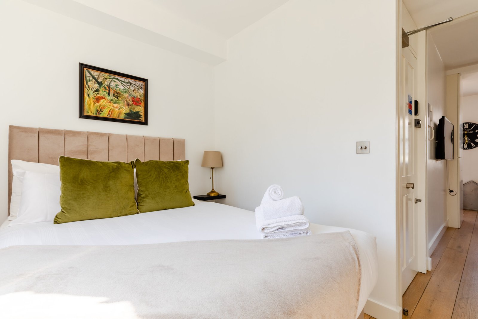 Holiday Rentals in Soho – Central London Serviced Apartments Holiday-Rentals-in-Soho-Cheaper-than-Hotels!-Our-Central-London-Serviced-Apartments-are-near-Trafalgar-Square,-the-West-End-and-Oxford-Street