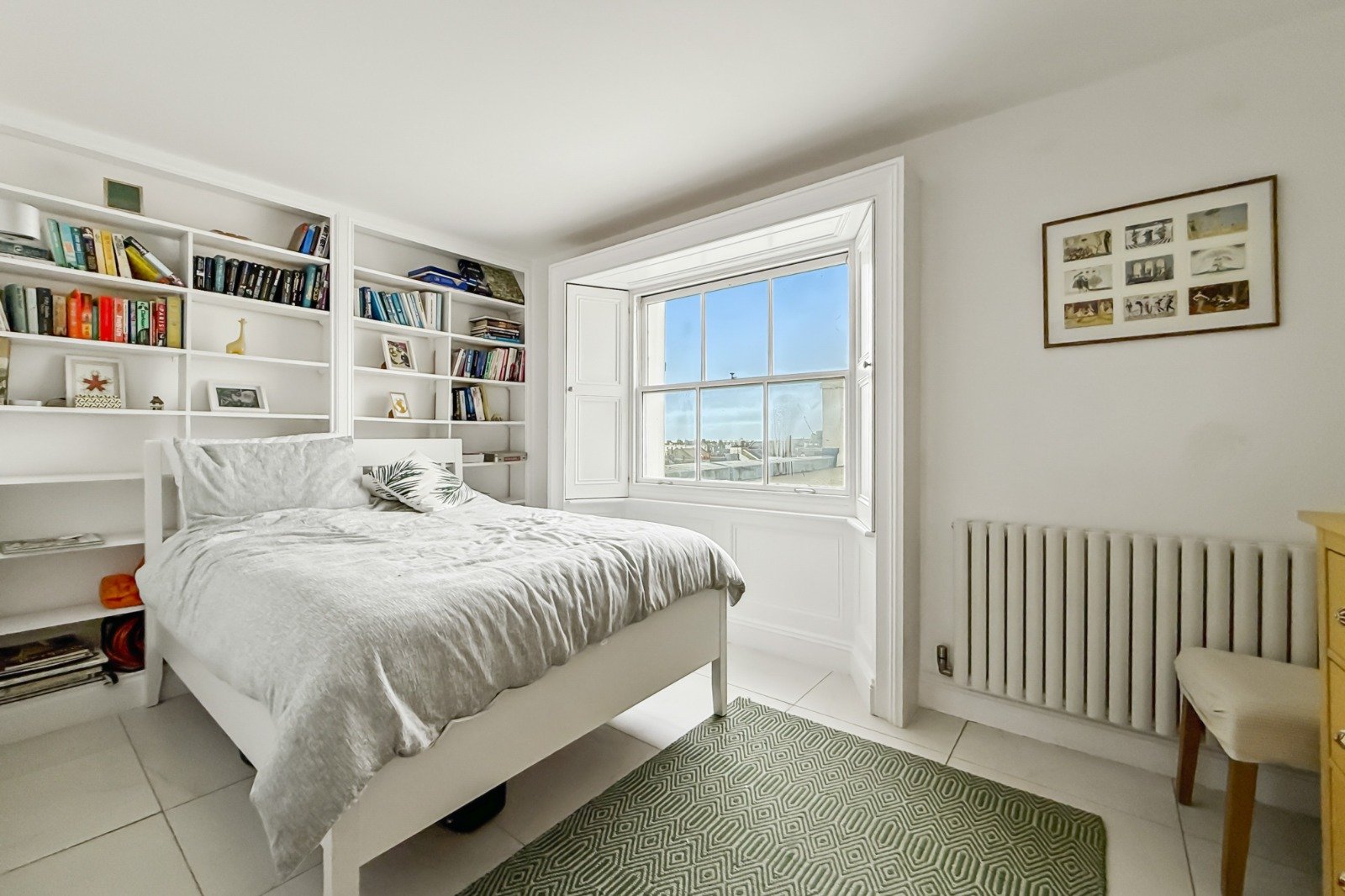 Stay at Brighton Short Let Apartments near the seafront. Stylish accommodation with easy access to transport links  & Brighton city centre.