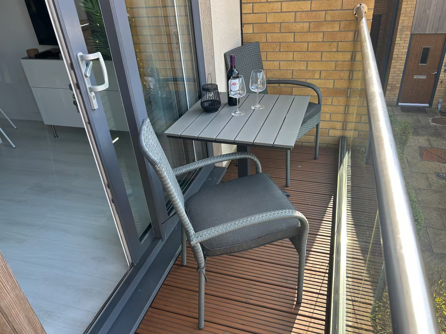 Short Let Accommodation Lincoln – Hotel Apartments East Midlands Short-Let-Accommodation-Lincoln-for-one-week,-one-month-or-more.-Our-holiday-apartments-and-corporate-lets-are-cheaper-than-hotels!-Book-now