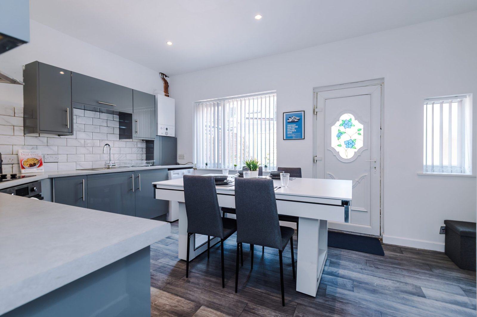 Book Holiday Rentals Salford near MediaCityUK, Old Trafford, and Manchester City Centre. Ideal for contractor accommodation or group stays, and serviced apartments