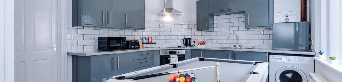 Book Holiday Rentals Salford near MediaCityUK, Old Trafford, and Manchester City Centre. Ideal for contractor accommodation or group stays, and serviced apartments