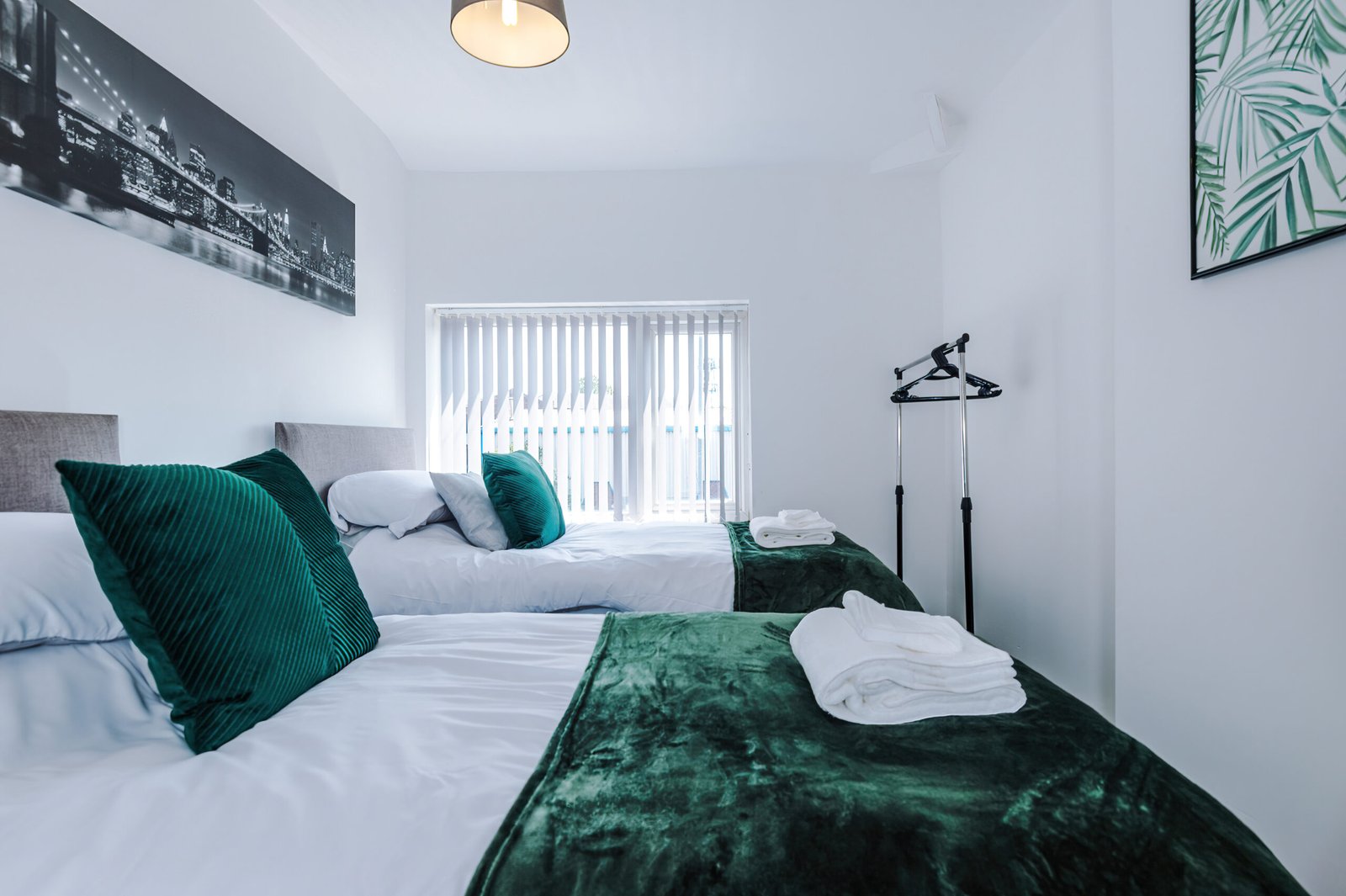 Holiday Rentals Salford | Short Let Apartments Near Manchester Book-Holiday-Rentals-Salford-near-MediaCityUK,-Old-Trafford,-and-Manchester-City-Centre.-Ideal-for-contractor-accommodation-or-group-stays,-and-serviced-apartments