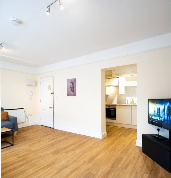 Holiday Homes Suffolk | Short Let Serviced Apartments Ipswich Book-holiday-homes-Suffolk-for-1-week,-1-month-or-more.-Northgate-Street-Serviced-Apartment-Ipswich-offers-cheap-hotel-alternatives