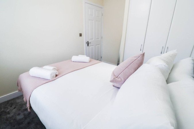 Book accommodation in Woolwich with free parking, WiFi, and Elizabeth Line access. Stay near London, Canary Wharf, and Heathrow Airport.