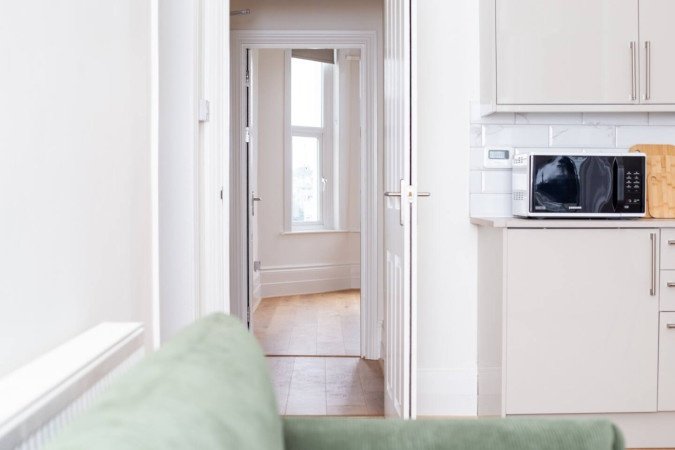St Leonards on Sea Apartment near Beach | Urban Stay Stay-at-St-Leonards-on-Sea-Apartment-near-Hastings-Beach.-Modern-stay-with-WiFi,-parking,-and-easy-access-to-transport-links-and-attractions.