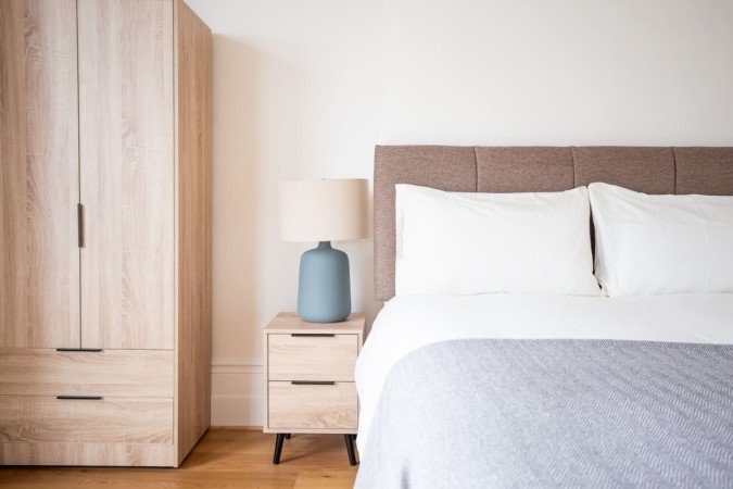 St Leonards on Sea Apartment near Beach | Urban Stay Stay-at-St-Leonards-on-Sea-Apartment-near-Hastings-Beach.-Modern-stay-with-WiFi,-parking,-and-easy-access-to-transport-links-and-attractions.