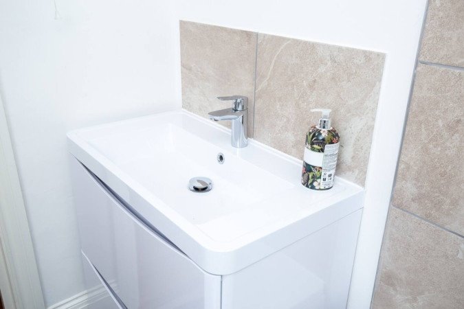 St Leonards on Sea Apartment near Beach | Urban Stay Stay-at-St-Leonards-on-Sea-Apartment-near-Hastings-Beach.-Modern-stay-with-WiFi,-parking,-and-easy-access-to-transport-links-and-attractions.