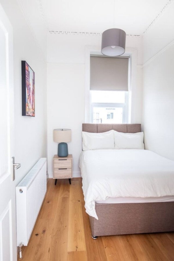 St Leonards on Sea Apartment near Beach | Urban Stay Stay-at-St-Leonards-on-Sea-Apartment-near-Hastings-Beach.-Modern-stay-with-WiFi,-parking,-and-easy-access-to-transport-links-and-attractions.
