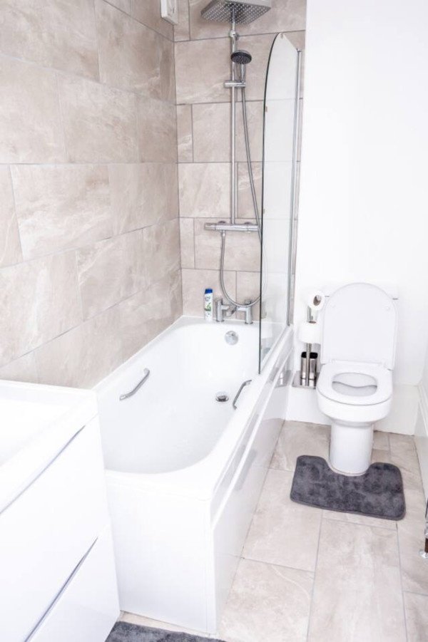 St Leonards on Sea Apartment near Beach | Urban Stay Stay-at-St-Leonards-on-Sea-Apartment-near-Hastings-Beach.-Modern-stay-with-WiFi,-parking,-and-easy-access-to-transport-links-and-attractions.