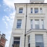 Stay at St Leonards on Sea Apartment near Hastings Beach. Modern stay with WiFi, parking, and easy access to transport links and attractions.