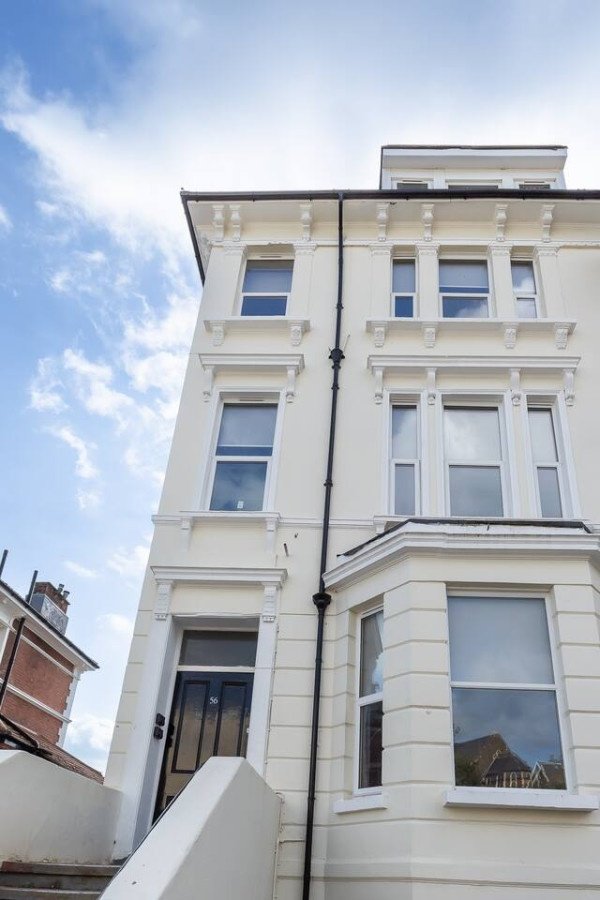 St Leonards on Sea Apartment near Beach | Urban Stay Stay-at-St-Leonards-on-Sea-Apartment-near-Hastings-Beach.-Modern-stay-with-WiFi,-parking,-and-easy-access-to-transport-links-and-attractions.
