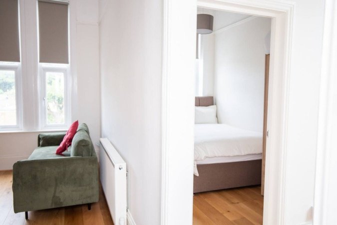 St Leonards on Sea Apartment near Beach | Urban Stay Stay-at-St-Leonards-on-Sea-Apartment-near-Hastings-Beach.-Modern-stay-with-WiFi,-parking,-and-easy-access-to-transport-links-and-attractions.