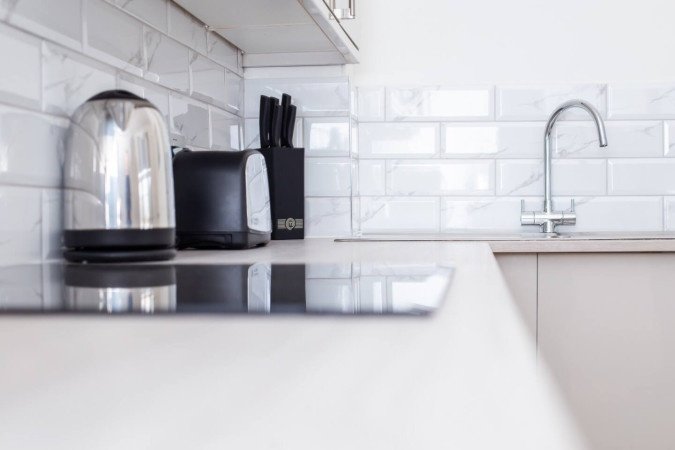 St Leonards on Sea Apartment near Beach | Urban Stay Stay-at-St-Leonards-on-Sea-Apartment-near-Hastings-Beach.-Modern-stay-with-WiFi,-parking,-and-easy-access-to-transport-links-and-attractions.