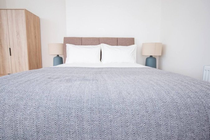 St Leonards on Sea Apartment near Beach | Urban Stay Stay-at-St-Leonards-on-Sea-Apartment-near-Hastings-Beach.-Modern-stay-with-WiFi,-parking,-and-easy-access-to-transport-links-and-attractions.