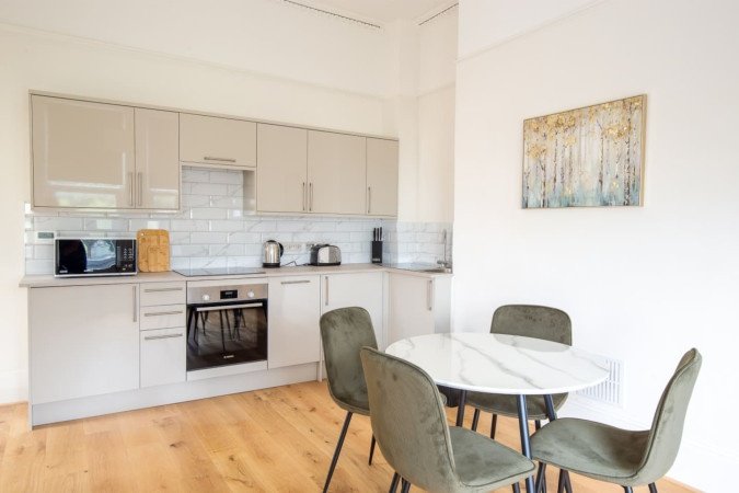 St Leonards on Sea Apartment near Beach | Urban Stay Stay-at-St-Leonards-on-Sea-Apartment-near-Hastings-Beach.-Modern-stay-with-WiFi,-parking,-and-easy-access-to-transport-links-and-attractions.