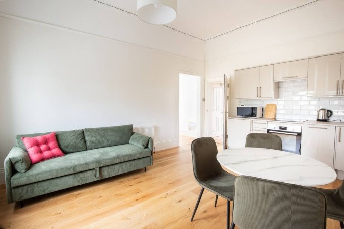 St Leonards on Sea Apartment near Beach | Urban Stay Stay-at-St-Leonards-on-Sea-Apartment-near-Hastings-Beach.-Modern-stay-with-WiFi,-parking,-and-easy-access-to-transport-links-and-attractions.