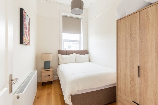St Leonards on Sea Apartment near Beach | Urban Stay Stay-at-St-Leonards-on-Sea-Apartment-near-Hastings-Beach.-Modern-stay-with-WiFi,-parking,-and-easy-access-to-transport-links-and-attractions.