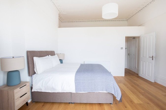 St Leonards on Sea Apartment near Beach | Urban Stay Stay-at-St-Leonards-on-Sea-Apartment-near-Hastings-Beach.-Modern-stay-with-WiFi,-parking,-and-easy-access-to-transport-links-and-attractions.