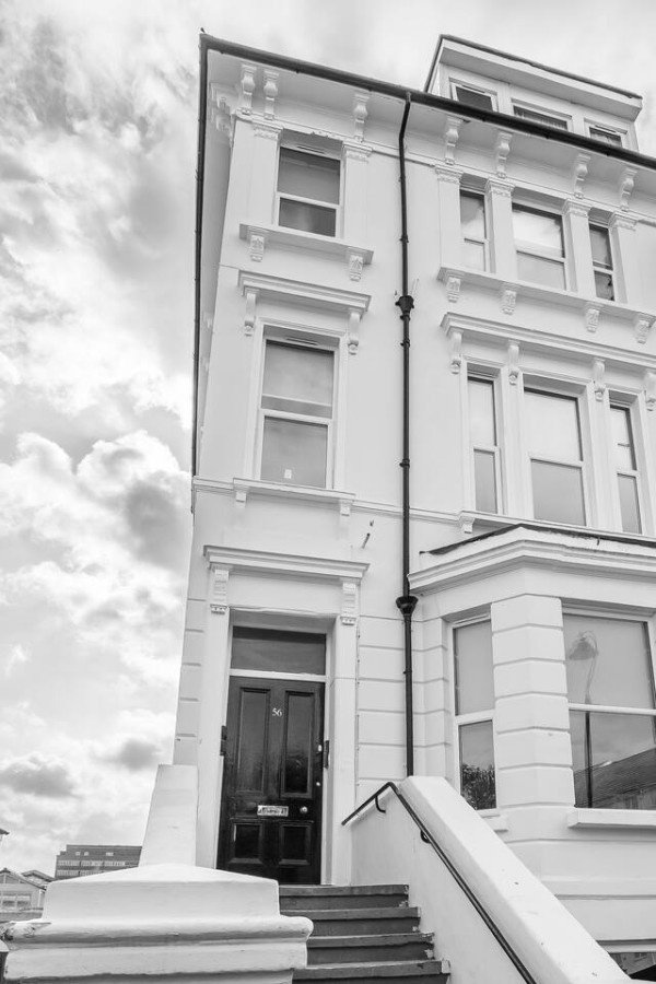 St Leonards on Sea Apartment near Beach | Urban Stay Stay-at-St-Leonards-on-Sea-Apartment-near-Hastings-Beach.-Modern-stay-with-WiFi,-parking,-and-easy-access-to-transport-links-and-attractions.