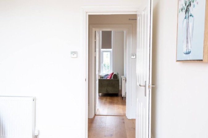 St Leonards on Sea Apartment near Beach | Urban Stay Stay-at-St-Leonards-on-Sea-Apartment-near-Hastings-Beach.-Modern-stay-with-WiFi,-parking,-and-easy-access-to-transport-links-and-attractions.