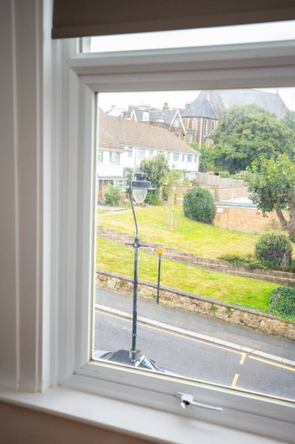 St Leonards on Sea Apartment near Beach | Urban Stay Stay-at-St-Leonards-on-Sea-Apartment-near-Hastings-Beach.-Modern-stay-with-WiFi,-parking,-and-easy-access-to-transport-links-and-attractions.
