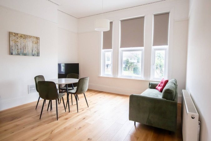 St Leonards on Sea Apartment near Beach | Urban Stay Stay-at-St-Leonards-on-Sea-Apartment-near-Hastings-Beach.-Modern-stay-with-WiFi,-parking,-and-easy-access-to-transport-links-and-attractions.