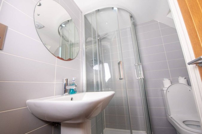 Ipswich City Centre Apartment near Waterfront | Urban Stay Stay-at-Ipswich-City-Centre-Apartment.-Modern-apartment-with-WiFi,-parking-options,-and-easy-access-to-transport-links-and-local-attractions.