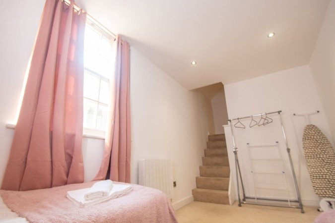 Stay at Ipswich City Centre Apartment. Modern apartment with WiFi, parking options, and easy access to transport links and local attractions.