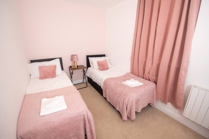 Ipswich City Centre Apartment near Waterfront | Urban Stay Stay-at-Ipswich-City-Centre-Apartment.-Modern-apartment-with-WiFi,-parking-options,-and-easy-access-to-transport-links-and-local-attractions.