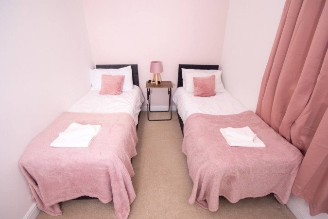 Ipswich City Centre Apartment near Waterfront | Urban Stay Stay-at-Ipswich-City-Centre-Apartment.-Modern-apartment-with-WiFi,-parking-options,-and-easy-access-to-transport-links-and-local-attractions.