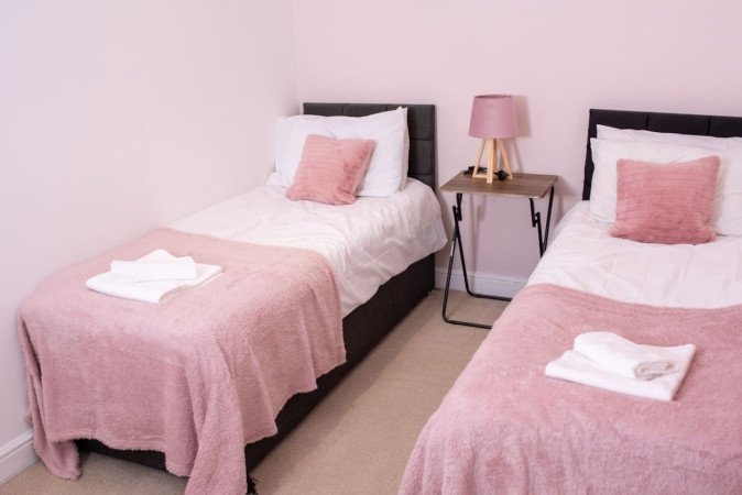 Ipswich City Centre Apartment near Waterfront | Urban Stay Stay-at-Ipswich-City-Centre-Apartment.-Modern-apartment-with-WiFi,-parking-options,-and-easy-access-to-transport-links-and-local-attractions.
