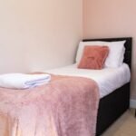 Stay at Ipswich City Centre Apartment. Modern apartment with WiFi, parking options, and easy access to transport links and local attractions.
