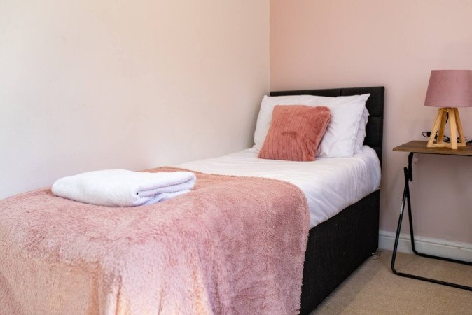 Ipswich City Centre Apartment near Waterfront | Urban Stay Stay-at-Ipswich-City-Centre-Apartment.-Modern-apartment-with-WiFi,-parking-options,-and-easy-access-to-transport-links-and-local-attractions.