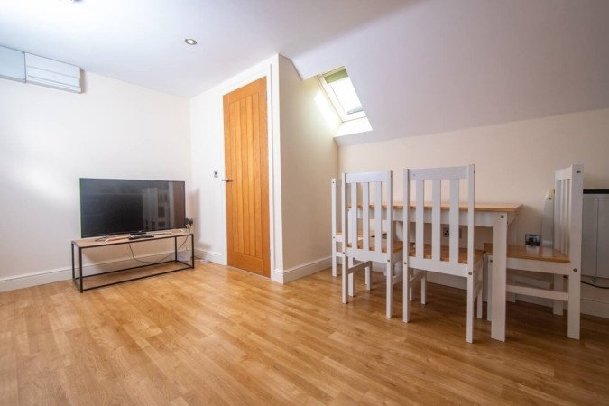 Ipswich City Centre Apartment near Waterfront | Urban Stay Stay-at-Ipswich-City-Centre-Apartment.-Modern-apartment-with-WiFi,-parking-options,-and-easy-access-to-transport-links-and-local-attractions.