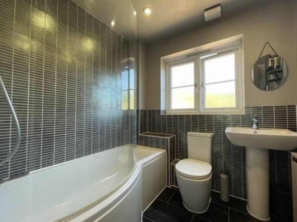 Holiday Apartments Colchester | Spacious Essex Urban Stay Book-Holiday-Apartments-Colchester-for-family-stays-and-business-trips.-Ideal-for-extended-stays-near-Colchester-Station-&-Essex-attractions.