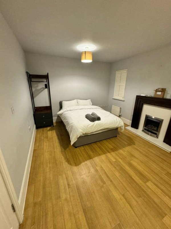 Holiday Apartments Colchester | Spacious Essex Urban Stay Book-Holiday-Apartments-Colchester-for-family-stays-and-business-trips.-Ideal-for-extended-stays-near-Colchester-Station-&-Essex-attractions.