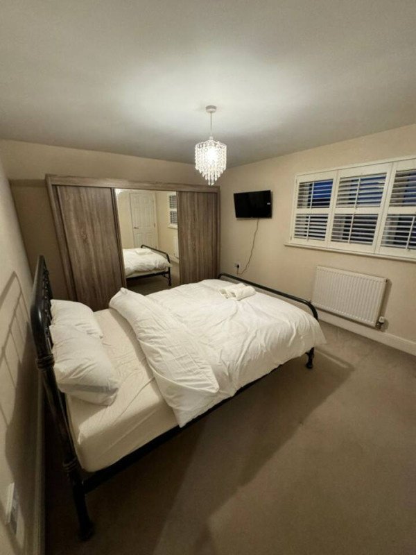Holiday Apartments Colchester | Spacious Essex Urban Stay Book-Holiday-Apartments-Colchester-for-family-stays-and-business-trips.-Ideal-for-extended-stays-near-Colchester-Station-&-Essex-attractions.