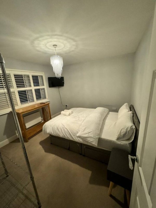 Holiday Apartments Colchester | Spacious Essex Urban Stay Book-Holiday-Apartments-Colchester-for-family-stays-and-business-trips.-Ideal-for-extended-stays-near-Colchester-Station-&-Essex-attractions.